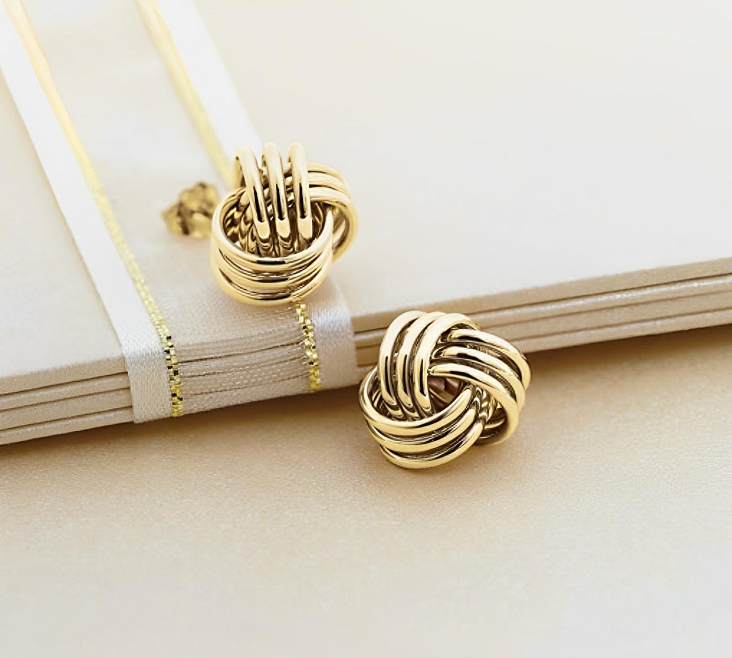 Knot fashion, yellow gold earrings