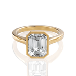 the-luna-bezel-metal-18kt-yellow-gold-shape-emerald